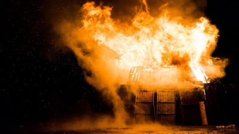 La main de Dieu nous protège du feu