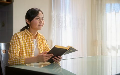 Que faire pour concilier mon ego juvénile, effronté et hautain avec ma grand-mère ?