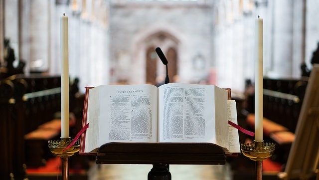 Lire la Bible dans l'église
